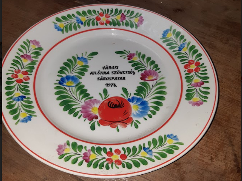 Festett tányérok, edények